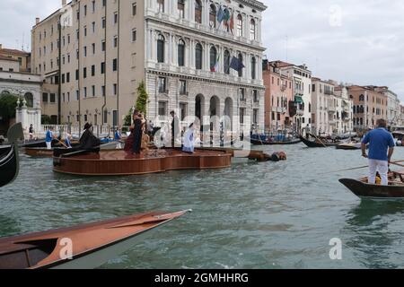 Die „Noah's Violin“, eine riesige schwimmende Geige des venezianischen Bildhauers Livio De Marchi, macht ihre Jungfernfahrt zu einem Konzert auf dem Canal Grande und dem Becken Stockfoto