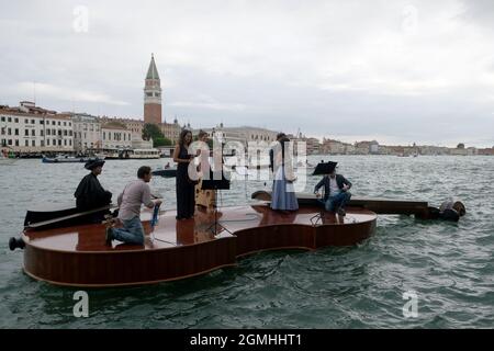 Die „Noah's Violin“, eine riesige schwimmende Geige des venezianischen Bildhauers Livio De Marchi, macht ihre Jungfernfahrt zu einem Konzert auf dem Canal Grande und dem Becken Stockfoto