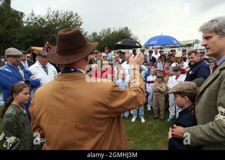 Goodwood, West Sussex, Großbritannien. September 2021. Settrington Cup Austin J40-Tretauto-Rennen, Fahrerbesprechung von Alex Kinsman beim Goodwood Revival in Goodwood, West Sussex, Großbritannien. Quelle: Malcolm Greig/Alamy Live News Stockfoto