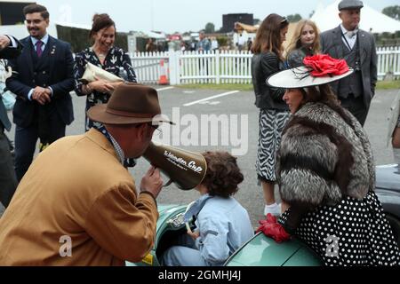 Goodwood, West Sussex, Großbritannien. September 2021. Settrington Cup Austin J40 Race Director Alex Kinsman gibt einem Fahrer beim Goodwood Revival in Goodwood, West Sussex, Großbritannien, einige Last-Minute-Anweisungen. Quelle: Malcolm Greig/Alamy Live News Stockfoto