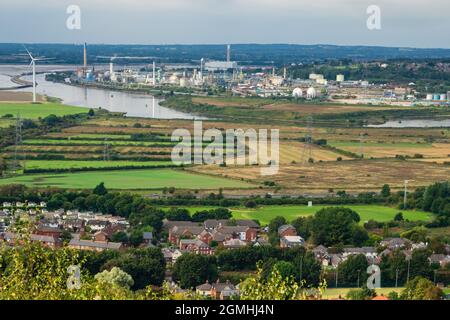 Genießen Sie einen atemberaubenden Panoramablick vom felsigen Gipfel des Helsby Hill mit seinen alten Verteidigungsmauern, bevor Sie das Tal zu den gestörten Stadtmauern überqueren Stockfoto