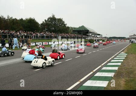 Goodwood, West Sussex, Großbritannien. September 2021. Settrington Cup Austin J40 Tretauto-Rennen Teil 2 beim Goodwood Revival in Goodwood, West Sussex, Großbritannien. Quelle: Malcolm Greig/Alamy Live News Stockfoto