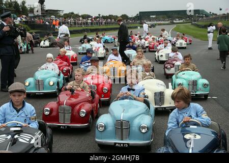 Goodwood, West Sussex, Großbritannien. September 2021. Settrington Cup Austin J40-Pedalautolautfahrer versammeln sich im zweiten Rennen beim Goodwood Revival in Goodwood, West Sussex, Großbritannien. © Malcolm Greig/Alamy Live News Stockfoto