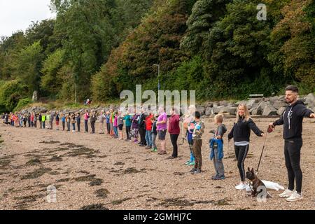 Dalgety Bay, Fife, Schottland, Großbritannien. September 2021. Bewohner von Dalgety Bay und Umgebung nehmen an einer Line in the Sand 2021 Teil. Es ist Teil einer Fife-weiten Demonstration, die im Vorfeld der COP26-Klimakonferenz in Glasgow zu Maßnahmen zur Bewältigung von Klimaproblemen aufruft. © Richard Newton / Alamy Live News Stockfoto