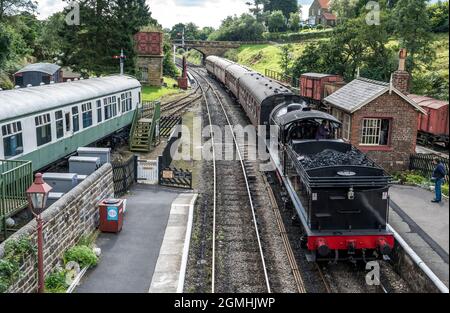 Nostalgische Szenen in der Goathland Heritage Railway, Teil des Filmset für das Fernsehprogramm Heartbeat, das in den 1960er Jahren in der sogenannten Stadt Aidensfield gedreht wurde Stockfoto