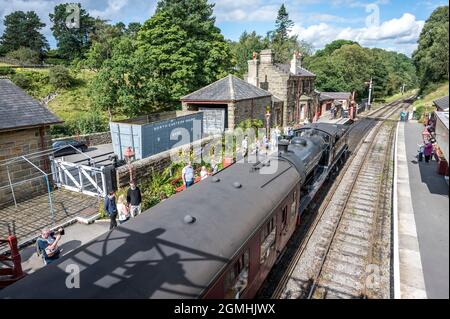 Nostalgische Szenen in der Goathland Heritage Railway, Teil des Filmset für das Fernsehprogramm Heartbeat, das in den 1960er Jahren in der sogenannten Stadt Aidensfield gedreht wurde Stockfoto