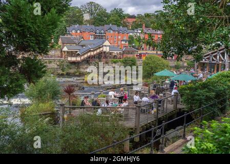 Gäste können in einem Open-Air-Restaurant mit Blick auf den Dee am Llangollen speisen. Stockfoto