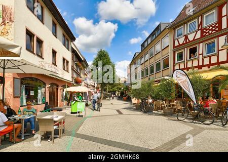Bensheim, Deutschland - August 2021: Alte historische Innenstadt mit Restaurants mit Tischen im Freien an sonnigen Sommertagen Stockfoto