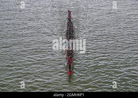 Non Exclusive: SYLHET, BANGLADESCH - 18. SEPTEMBER 2021: 18. September 2021: Teilnehmer treten beim Rennen des traditionellen bangladeschischen Bootes an Stockfoto