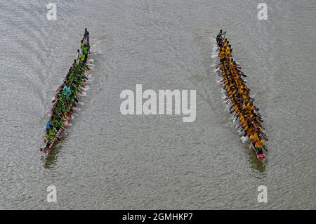 Non Exclusive: SYLHET, BANGLADESCH - 18. SEPTEMBER 2021: 18. September 2021: Teilnehmer treten beim Rennen des traditionellen bangladeschischen Bootes an Stockfoto