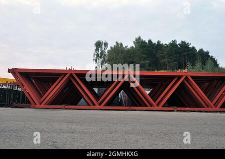 Die Stahlmetallkonstruktionen auf dem inneren Territorium des Industrieunternehmens. Lagerung von Traversen Stockfoto