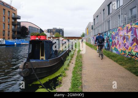 Schlepptau entlang des River Lea Navigation Kanals zwischen Fish Island und Hackney Wick, East London Stockfoto