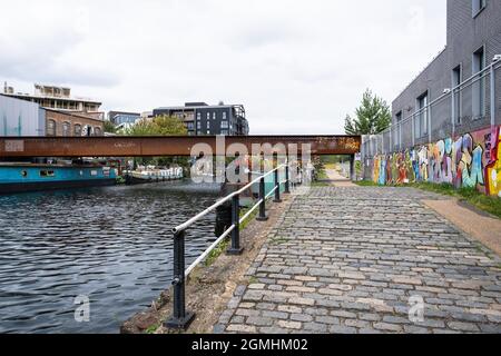 Schlepptau entlang des River Lea Navigation Kanals zwischen Fish Island und Hackney Wick, East London Stockfoto