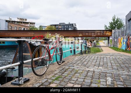 Schlepptau entlang des River Lea Navigation Kanals zwischen Fish Island und Hackney Wick, East London Stockfoto