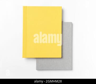 Stapel Hardcover-Bücher, isoliert auf weißem Hintergrund. Draufsicht Stockfoto