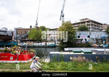 Schlepptau entlang des River Lea Navigation Kanals zwischen Fish Island und Hackney Wick, East London mit neuen Entwicklungen Stockfoto