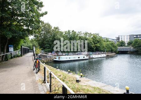 Schlepptau an der Old Ford Lock (Lock 19) auf dem River Lea Navigation Canal bei Old Ford, Fish Island, London Stockfoto