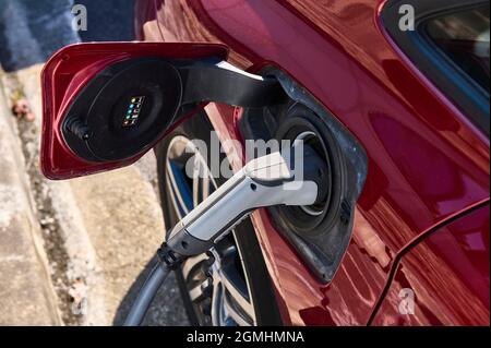 Netzteil für Ladestation für Elektroautos. Ladestation Elektroauto. Nahaufnahme des Netzteils eingesteckt in einem Elektroauto aufgeladen. Stockfoto