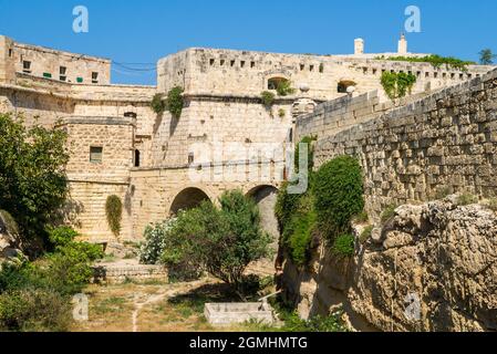 Die beeindruckenden Mauern markieren den Eingang zum St. Elmos Fort in Valletta, der Hauptstadt von Malta Stockfoto