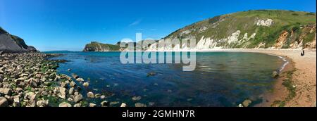 Lulworth Cove in der Nähe von West Lulworth, einem Dorf in der Purbeck Bezirk Dorset auf der Südküste von England. Das Dorf ist ein Tor zu dem Jura Stockfoto