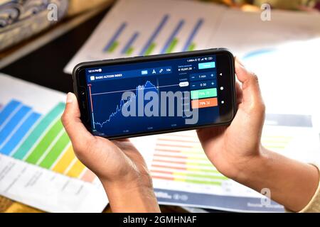 Trading und Analyse Chart auf Smartphone Stockfoto