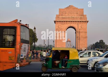 Neu Delhi, Indien, 12. Januar 2020:- : Verkehr vor dem Tor zu Indien Stockfoto