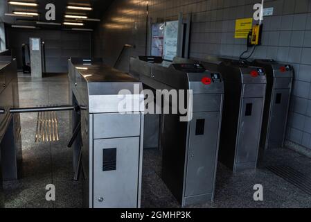 Automatische Zugangskontrolle, Ticketbarrieren oder Drehkreuz in der U-Bahn-Station mit Hinweisschildern zum ein- und Ausstieg in Warschau, Polen Stockfoto