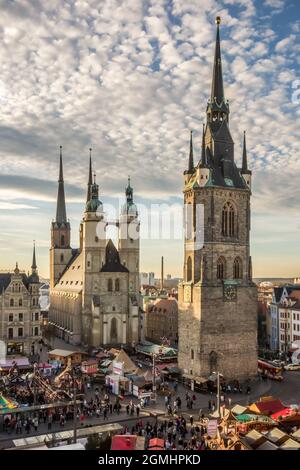 Blick über den weihnachtsmarkt auf die fünf Türme der gotischen Marktkirche und den Roten Turm, der das Wahrzeichen der Stadt ist. Stockfoto