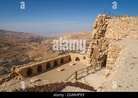 Blick auf den imposanten Mauern der alten Kreuzritter Schloss von Karak in Jordanien in die umgebende Landschaft Stockfoto