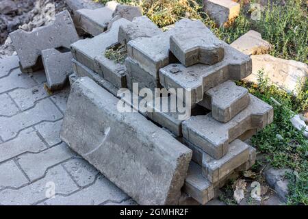 Zerstörte Pflasterplatten. Straffen Sie den Bürgersteig. Reparatur des Gehwegs. Stockfoto