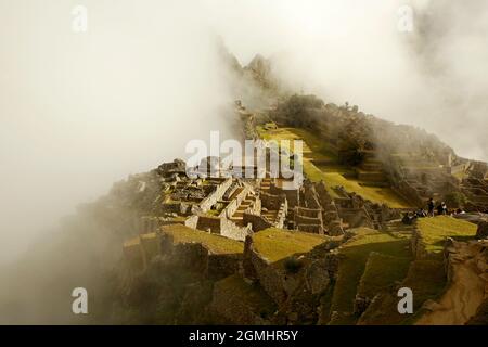 Machu Picchu enthüllte sich aus den frühen Morgenwolken. Urubamba, Peru Stockfoto