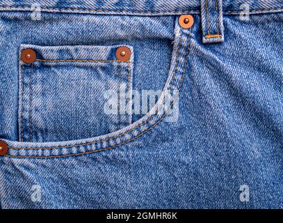 Kleine Jeans-Tasche aus nächster Nähe. Die Nähte sind deutlich sichtbar. Stockfoto