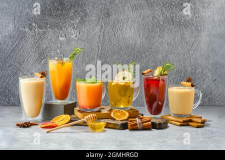 Komposition mit heißen Früchten und Kräutergetränken auf schäbigen grauen Hintergrund Stockfoto