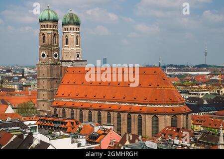 Blick auf die spätgotische Frauenkirche in München Stockfoto