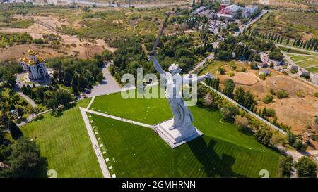 Russland, Wolgograd - 27. August 2021: Skulptur Motherland Calls - kompositorisches Zentrum des Denkmalensembles für Helden der Schlacht von Stalingrad auf Mamay Stockfoto