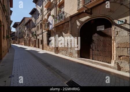 La Rúa Straße. Straße, durch die Pilger die Stadt Estella - Lizarra, Navarra, Spanien, Europa betreten. Stockfoto