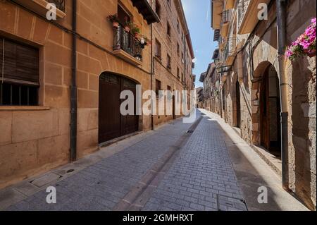 La Rúa Straße. Straße, durch die Pilger die Stadt Estella - Lizarra, Navarra, Spanien, Europa betreten. Stockfoto