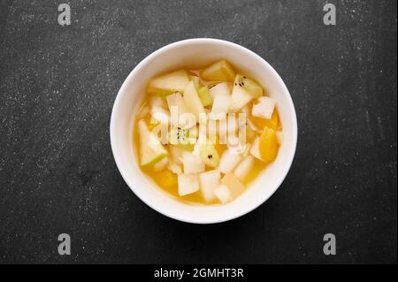 Schüssel Obstsalat von oben gesehen Stockfoto