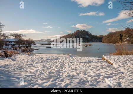 Winterszene in Balmaha auf dem West Highland Way am Loch Lomond, Southern Highlands of Scotland. Inchcailloch ist die Insel hinter dem Steg. Stockfoto