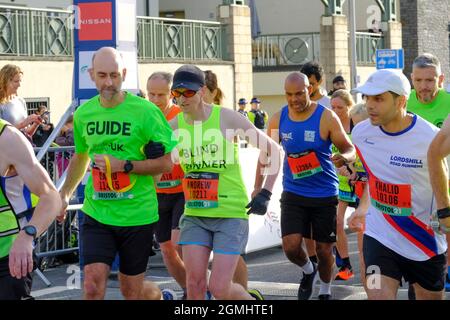 Bristol, Großbritannien. September 2021. Der Great Bristol Run kehrt nach der Pandemie-Pause zurück. Die sehbehinderten Läufer starten, Bürgermeister Marvin Rees (in blau) fungiert als Wegweiser, Tausende von Läufern nehmen am Halbmarathon oder dem 10k-Rennen Teil. Kredit: JMF Nachrichten/Alamy Live Nachrichten Stockfoto