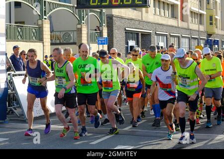 Bristol, Großbritannien. September 2021. Der Great Bristol Run kehrt nach der Pandemie-Pause zurück. Der Start des visuell gestörten Laufs.Tausende von Läufern nehmen am Halbmarathon oder dem 10k-Rennen Teil. Kredit: JMF Nachrichten/Alamy Live Nachrichten Stockfoto