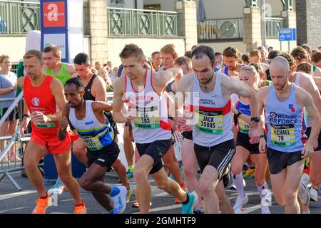 Der Great Bristol Run kehrt nach der Pandemie-Pause zurück. Tausende von Läufern nehmen am Halbmarathon oder am 10k-Rennen Teil. Omar Ahmed, 2. Linke erste Reihe, gewann den Marathon 1/2, wurde aber disqualifiziert, weil er am 10-km-Rennen teilgenommen hatte. Stockfoto