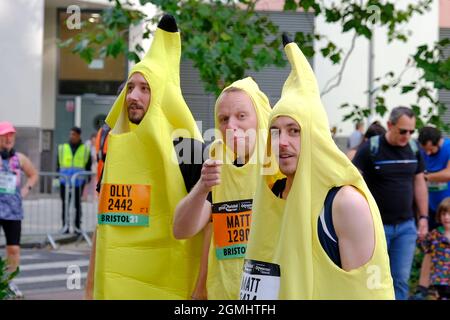 Bristol, Großbritannien. September 2021. Der Great Bristol Run kehrt nach der Pandemie-Pause zurück. Bananenstaub sorgt für einen Energieschub. Tausende von Läufern nehmen am Halbmarathon oder am 10k-Rennen Teil. Kredit: JMF Nachrichten/Alamy Live Nachrichten Stockfoto