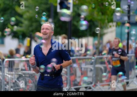 Bristol, Großbritannien. September 2021. Blasen und Musik beleben die Läufer auf der Rennstrecke.D er Great Bristol Run kehrt nach der Pandemie-Pause zurück. Tausende von Läufern nehmen am Halbmarathon oder am 10k-Rennen Teil. Kredit: JMF Nachrichten/Alamy Live Nachrichten Stockfoto