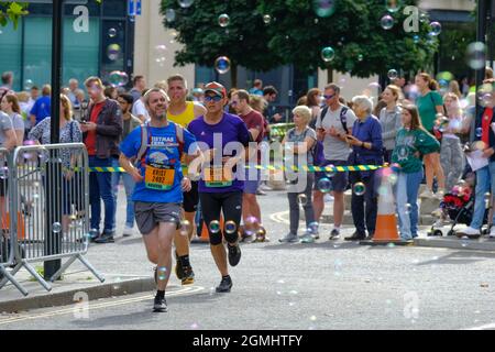 Bristol, Großbritannien. September 2021. Blasen und Musik beleben Läufer auf der Rennstrecke. Der Great Bristol Run kehrt nach der Pandemie-Pause zurück. Tausende von Läufern nehmen am Halbmarathon oder am 10k-Rennen Teil. Kredit: JMF Nachrichten/Alamy Live Nachrichten Stockfoto