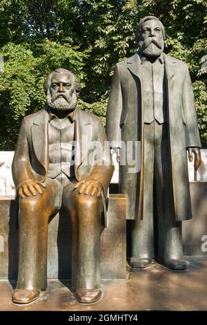 BERLIN, DEUTSCHLAND - 24. SEPTEMBER: Das Marx-Engels-Denkmal am neuen Standort am Berliner Alexanderplatz, am 24. September 2011 in Berlin. Marx und Stockfoto