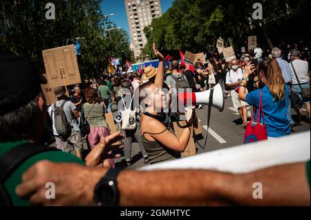 Barcelona, Spanien. September 2021. 19. September 2021, Barcelona, Spanien: Demonstranten rufen Slogans während eines Protests gegen den Plan zur Erweiterung des Flughafens Barcelona aus. Der Ausbauplan des Flughafens Barcelona El Prat wird von Umweltschützern widersetzt, die vor der Zerstörung des Llobregat-Deltas und erhöhten CO2-Emissionen warnen. Quelle: Jordi Boixareu/Alamy Live News Stockfoto