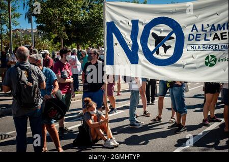 Barcelona, Spanien. September 2021. 19. September 2021, Barcelona, Spanien: Eine Frau hält während einer Demonstration in der katalanischen Hauptstadt ein Banner gegen die Erweiterung des Flughafens von Barcelona. Der Ausbauplan des Flughafens Barcelona El Prat wird von Umweltschützern widersetzt, die vor der Zerstörung des Llobregat-Deltas und erhöhten CO2-Emissionen warnen. Quelle: Jordi Boixareu/Alamy Live News Stockfoto