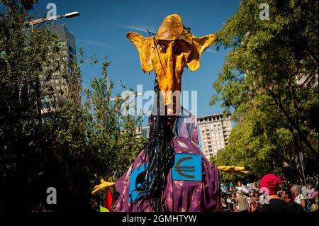 Barcelona, Spanien. September 2021. 19. September 2021, Barcelona, Spanien: Während einer Demonstration gegen die Erweiterung des Flughafens von Barcelona passiert eine Papppuppe unter den Demonstranten. Der Ausbauplan des Flughafens Barcelona El Prat wird von Umweltschützern widersetzt, die vor der Zerstörung des Llobregat-Deltas und erhöhten CO2-Emissionen warnen. Quelle: Jordi Boixareu/Alamy Live News Stockfoto