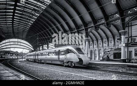Der neue Azuma, schussförmige Zug der LNER, neben einem Bahnsteig am Bahnhof York. Seine klaren Linien und sein poliertes Äußeres im Gegensatz zum Oerhea Stockfoto